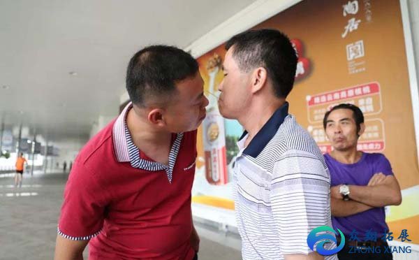 同學(xué)會游戲傳牙簽